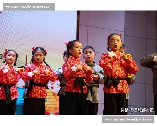 国歌奏响时，他们用身体为孩子撑起晴空