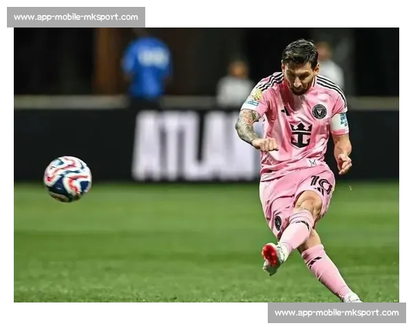 荒诞！世俱杯中断两小时，球员骑单车热身引球迷质疑：世界杯要变健身房？